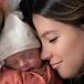 Esposa de Chicharito es criticada por esta foto con su bebé