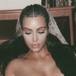 Kim Kardashian enseña todo a sus fans en atrevidas fotos
