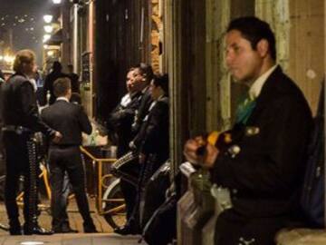 Le lleva serenata a su amante y el cantante era su esposo
