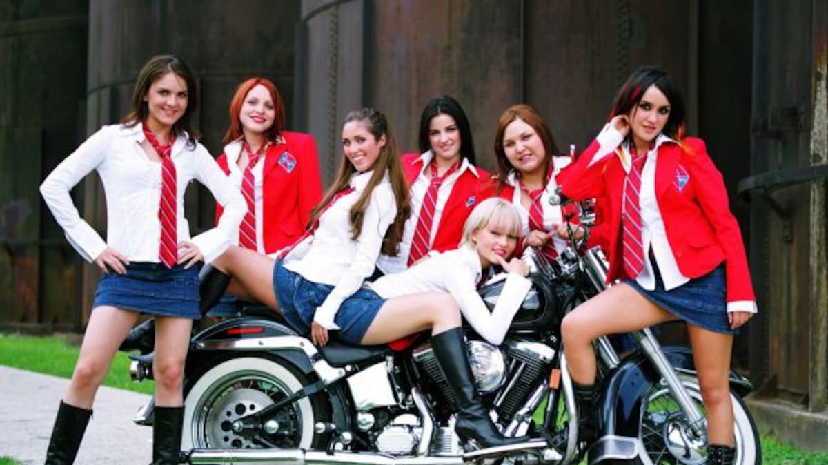 Actriz de Rebelde conquista con fotos en traje de baño