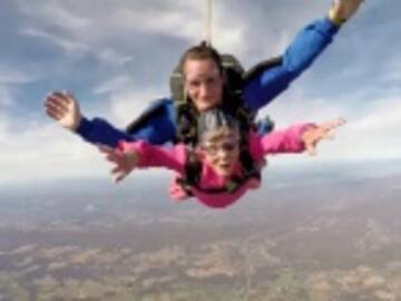 Celebra su cumpleaños saltando del paracaídas… ¡A los 94 años!