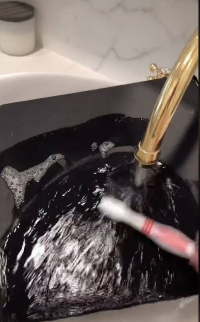 Limpió con agua y jabón la consola de su novio