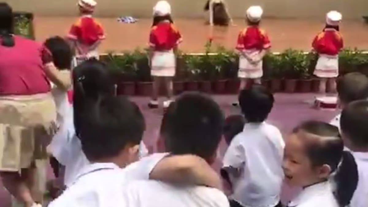 Mujer hace pole dance en un jardín de niños