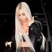 Kim Kardashian sale a la calle únicamente con medias transparentes