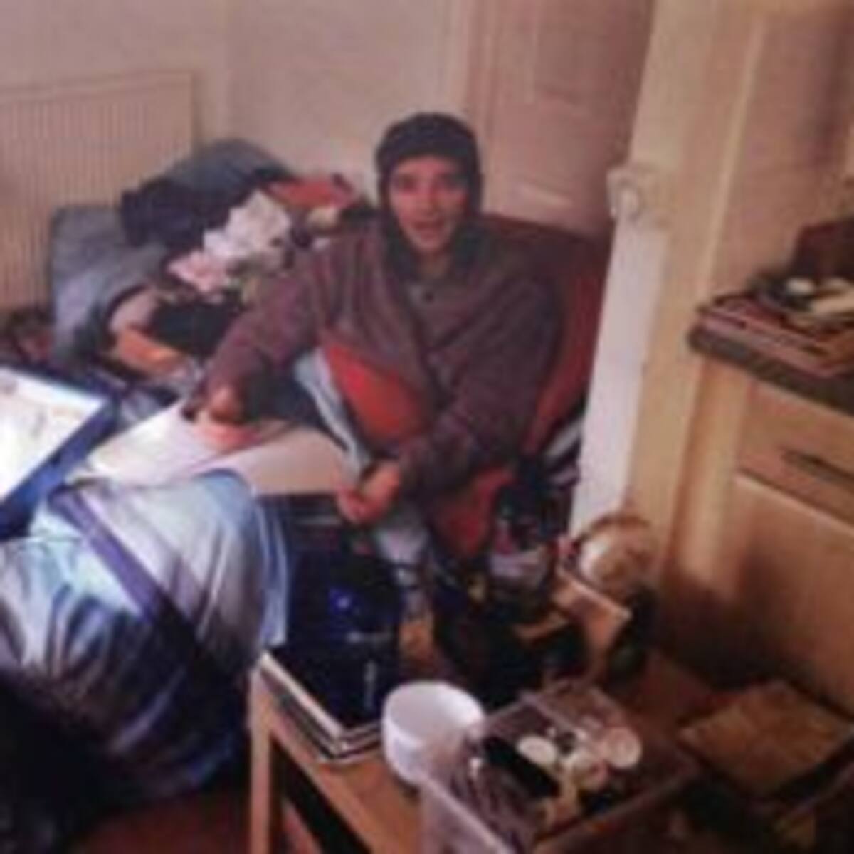 Un hombre es alérgico a la electricidad y no puede salir de casa