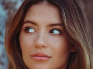 Novia del Chicharito presume embarazo en topless