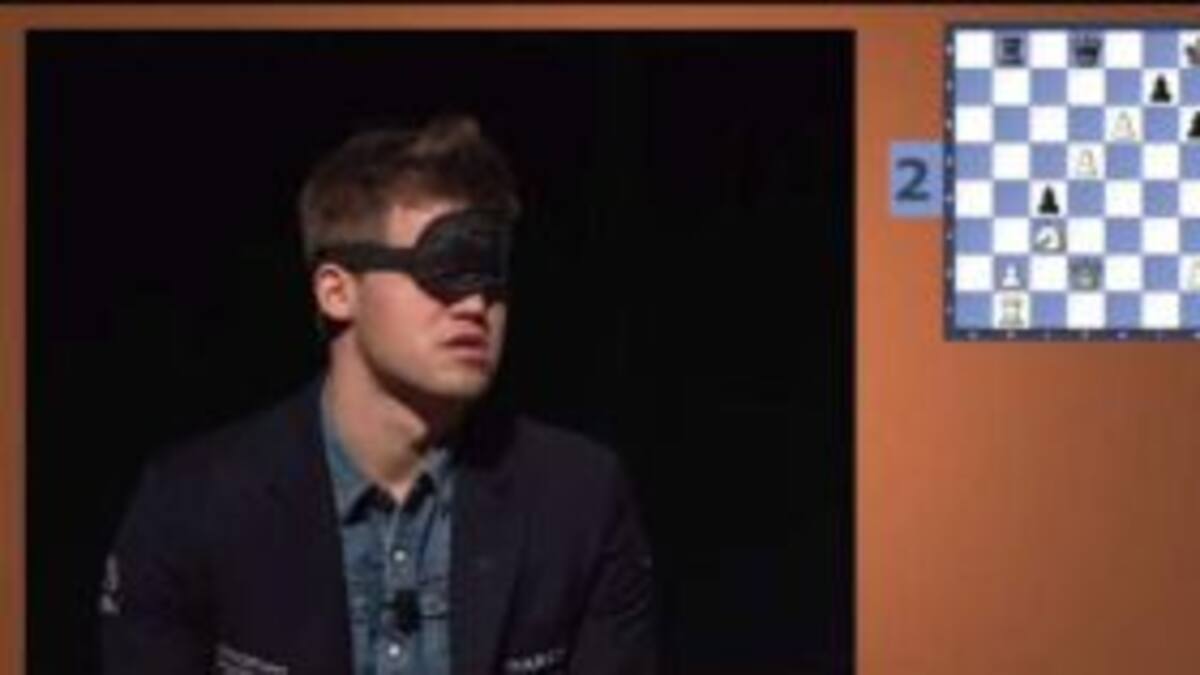 Gana con los ojos tapados 3 partidas de ajedrez a la vez.