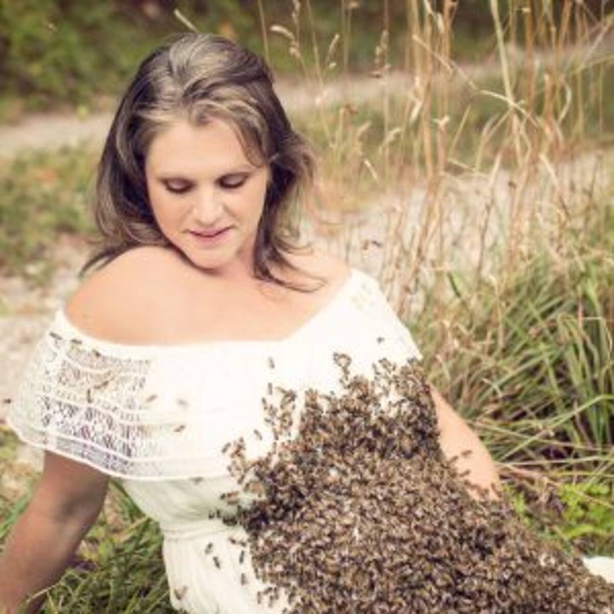 Sesión fotográfica con 20 mil abejas