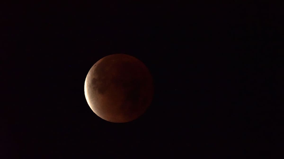 ¿A qué hora será el eclipse lunar en México hoy?