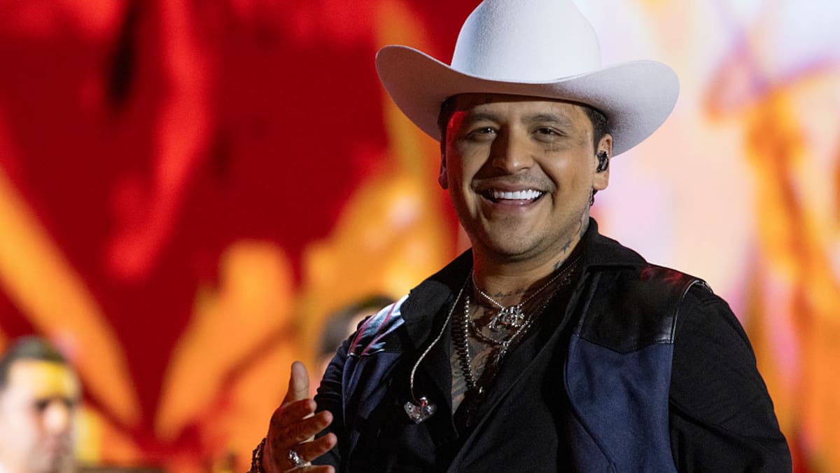 Christian Nodal rompe el silencio por la modelo que se parece a Cazzu en el video de su nueva canción “Un vals”