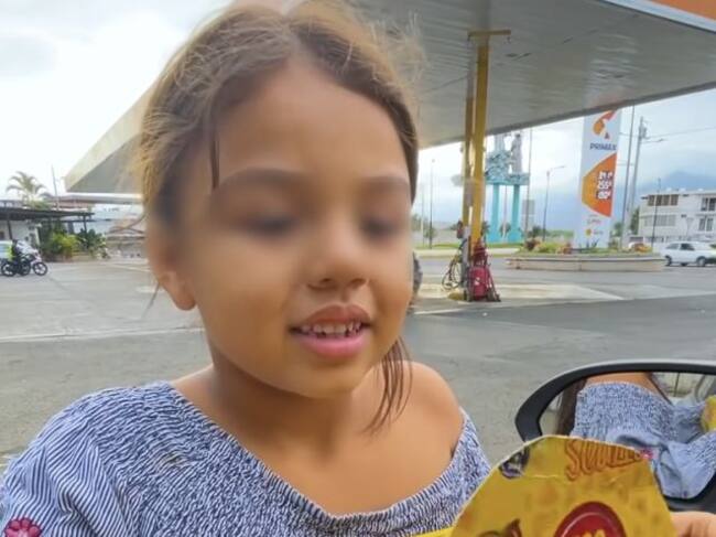 Niña que vende dulces en la calle sorprende al hablar cuatro idiomas