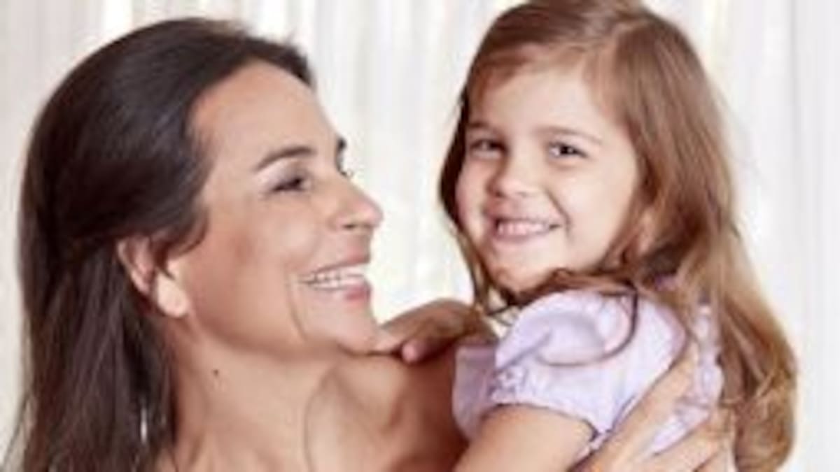 Una mujer sigue amamantando a su hija de 6 años.