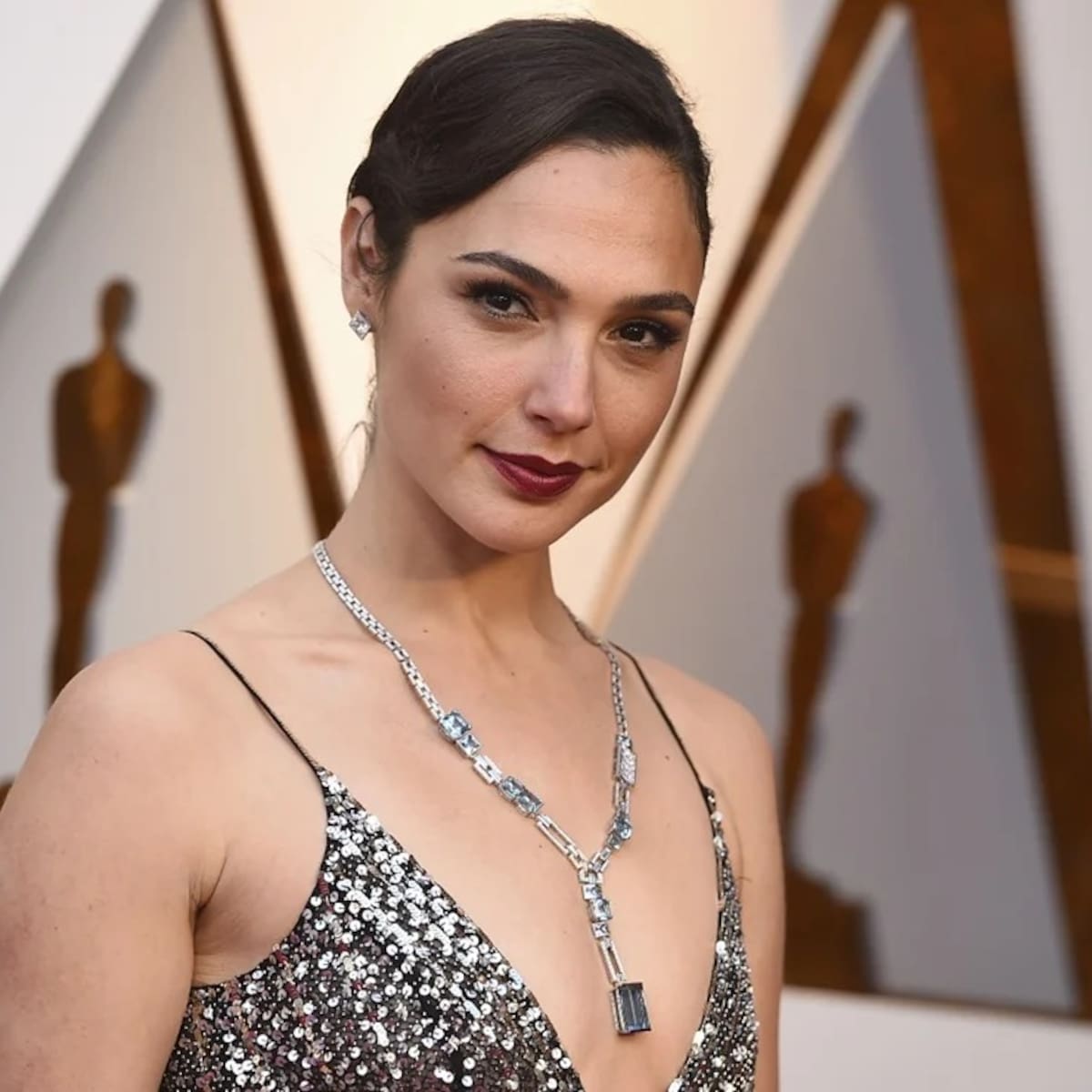 Gal Gadot besa a su hija en la boca y divide opiniones en las redes sociales