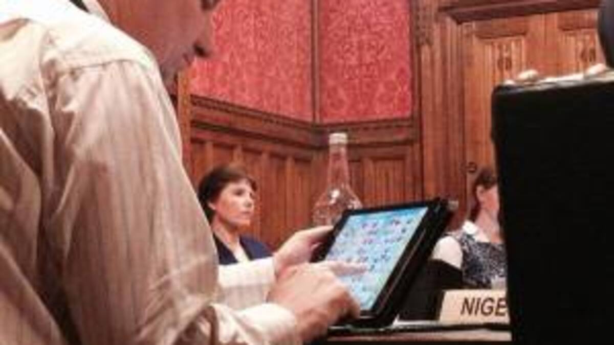 El diputado británico que jugaba al Candy Crush se disculpa.