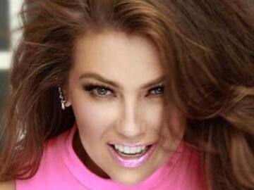 Thalía sufre aparatosa caída durante duelo de bikinis