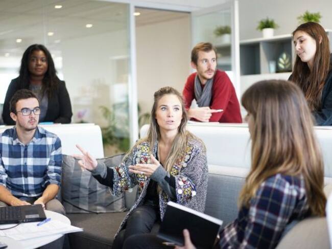 Las personas con un gran tema de conversación siempre llaman la atención de los demás