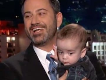 Jimmy Kimmel presenta a su hijo luego de estar entre la vida y la muerte