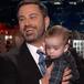 Jimmy Kimmel presenta a su hijo luego de estar entre la vida y la muerte
