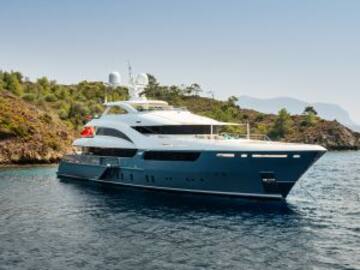 Pasajeros de un crucero siguen bebiendo tranquilamente mientras una tormenta golpea el barco