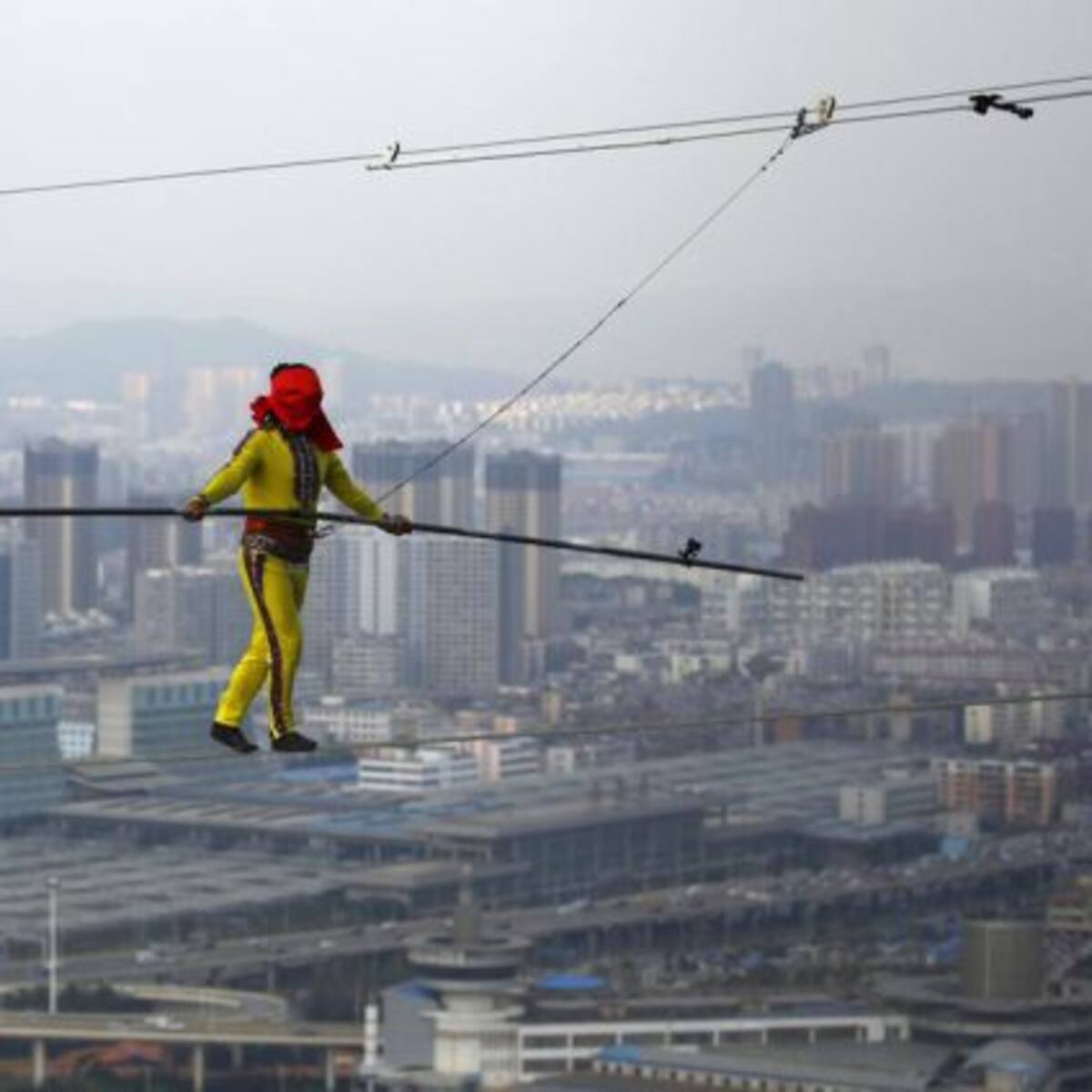 La caminata más larga del mundo sobre una cuerda a más de 150 metros de altura