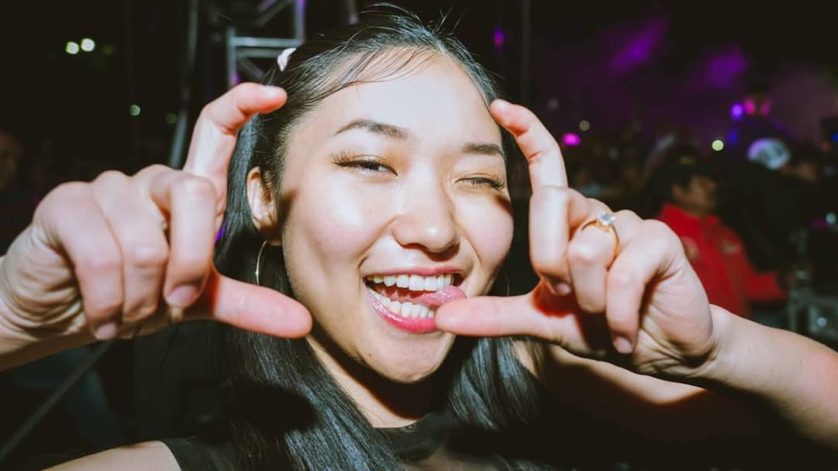 La Coreañera: ¿quién es la artista que mezcla culturas y llega al Vive Latino 2026 junto a Maldita Vecindad?