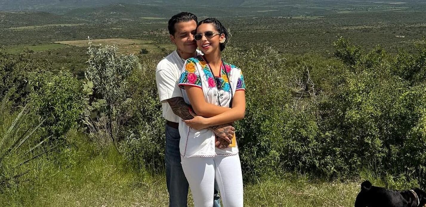 Christian Nodal y Ángela Aguilar se ríen y besan en el escenario como una forma de indirecta ante las críticas que han recibido