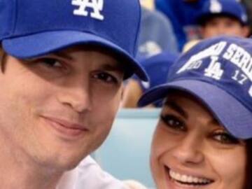 MILA KUNIS Y ASHTON KUTCHER SE BESAN CON PASIÓN PARA KISS CAM
