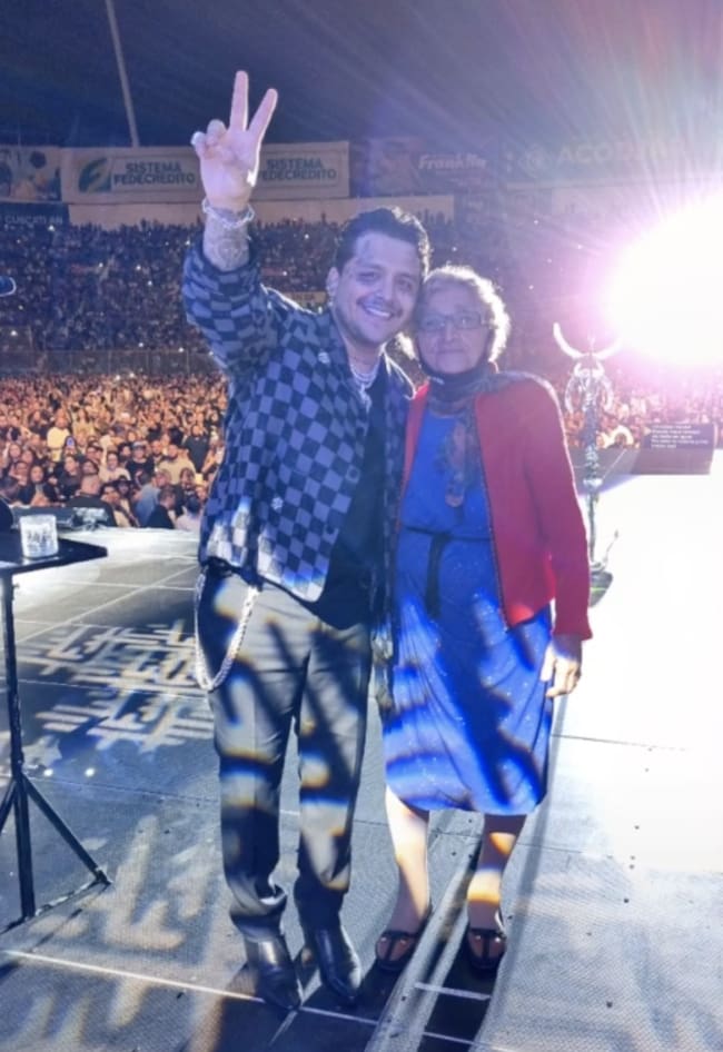 Christian Nodal cumple sueño de abuelita de 92 años, la sube al escenario y le dedica una canción