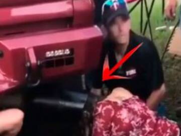 Mujer mete su cabeza en tubo de escape de una camioneta