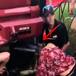 Mujer mete su cabeza en tubo de escape de una camioneta