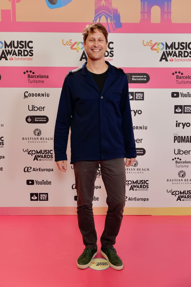 Bruno Sokolowicz, presentador de LOS40, ha apostado por un look básico: chaqueta azul arriba y pantalones marrones debajo.