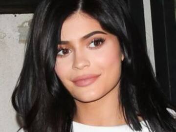 Kylie Jenner posa en toalla y finaliza rumores de embarazo