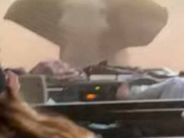 Elefante furioso persigue a turistas australianos en un Safari