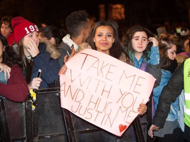 Personas que idolatran a famosos son menos inteligentes según un estudio en Hungría