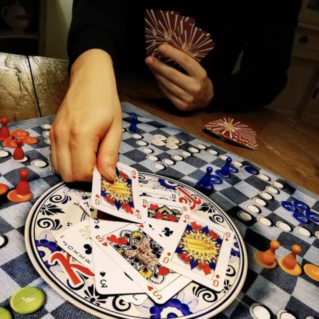 El juego de póker con género neutral ahora se divide en oro, plata y bronce en lugar de rey, reina y joto