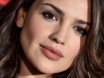 Eiza González comparte vídeo de su caída en bicicleta