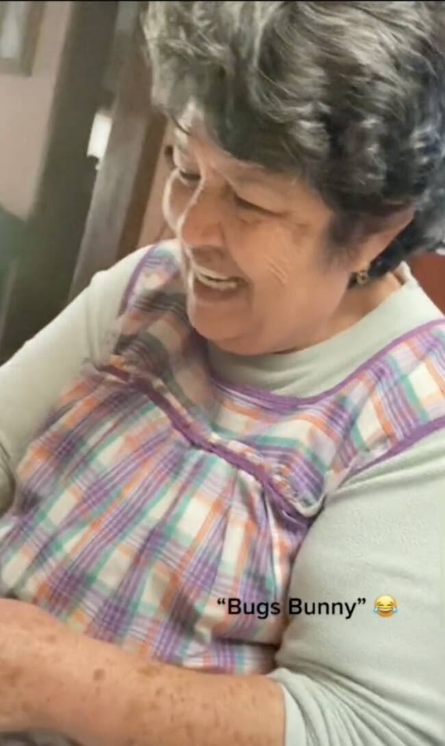 Abuelita gasta todos sus ahorros para que su nieta vaya al concierto de Bad Bunny