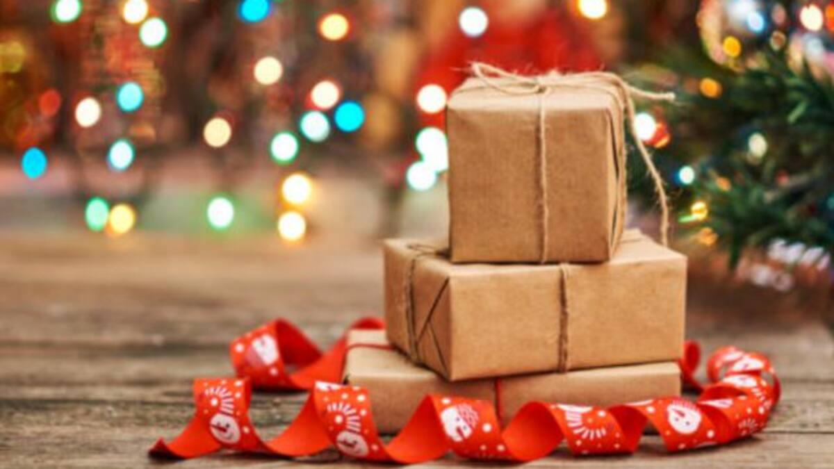 Aprende a envolver un regalo de Navidad con poco papel