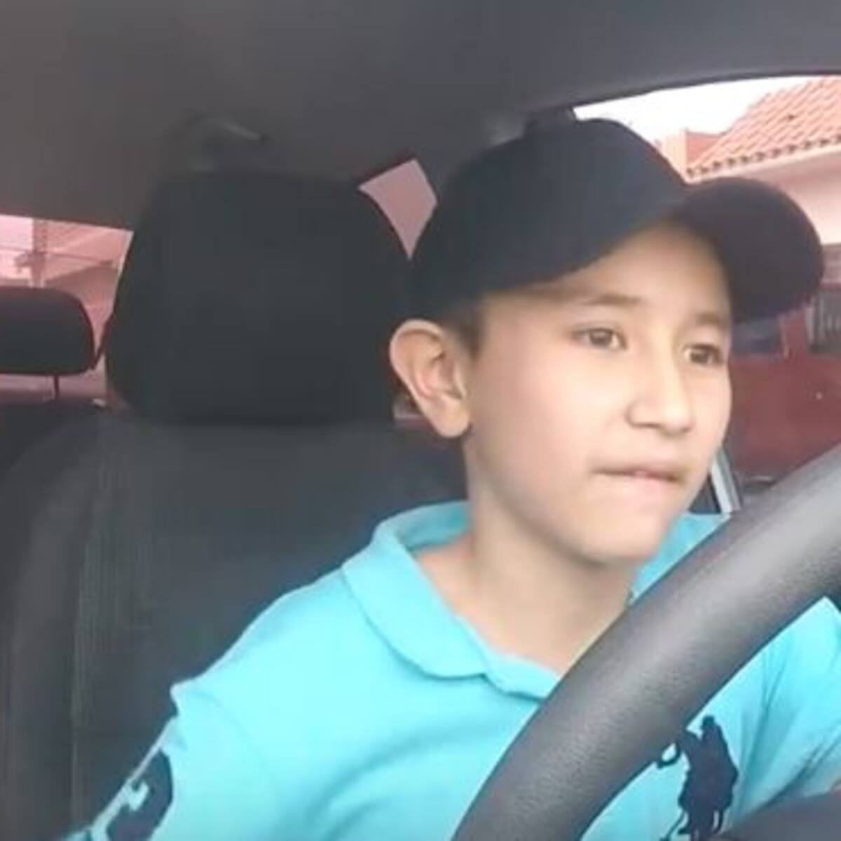 Viralizan al niño conductor de Uber