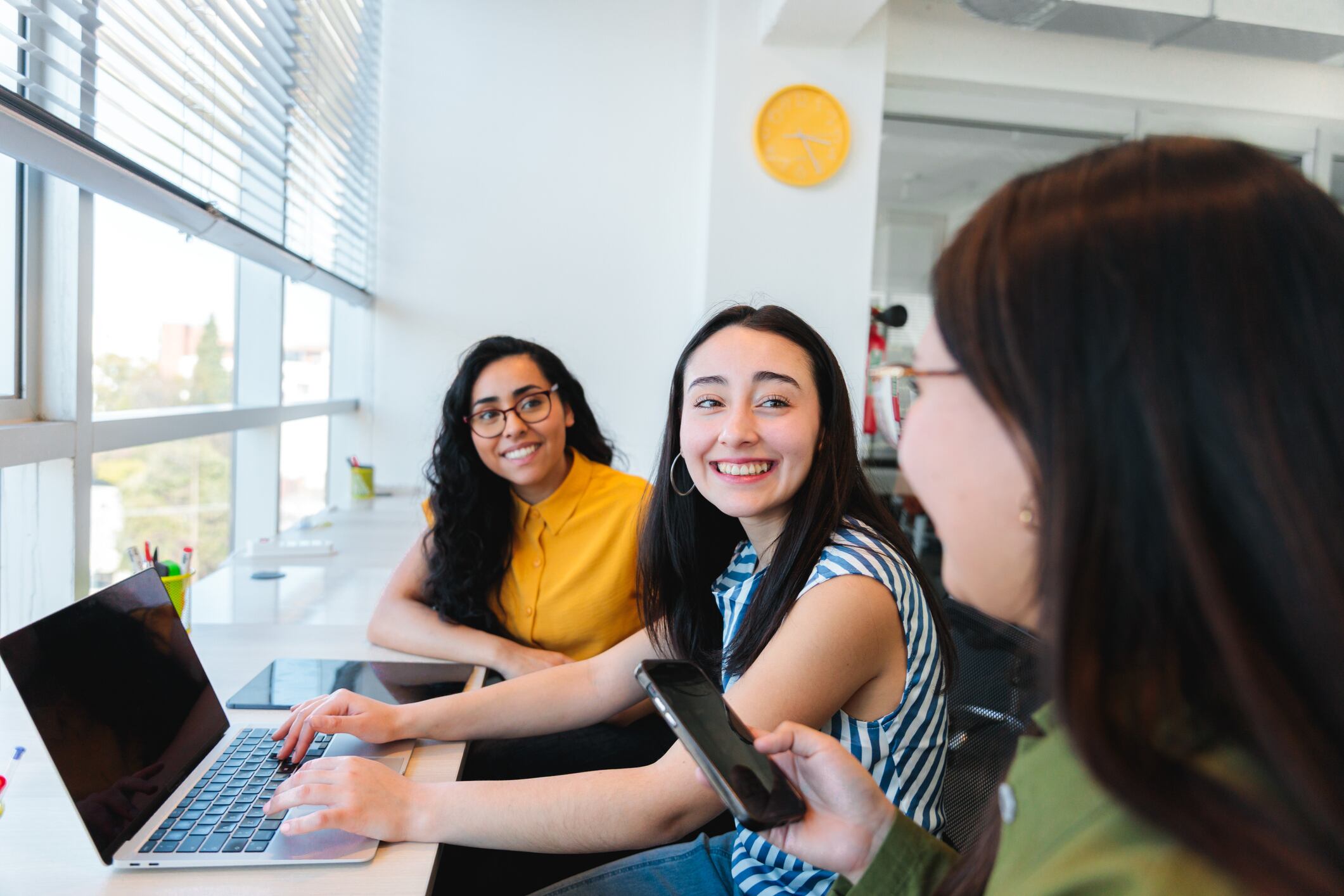 Las amistades de oficina suman mucho, más allá del apoyo profesional, brindan apoyo emocional y social.