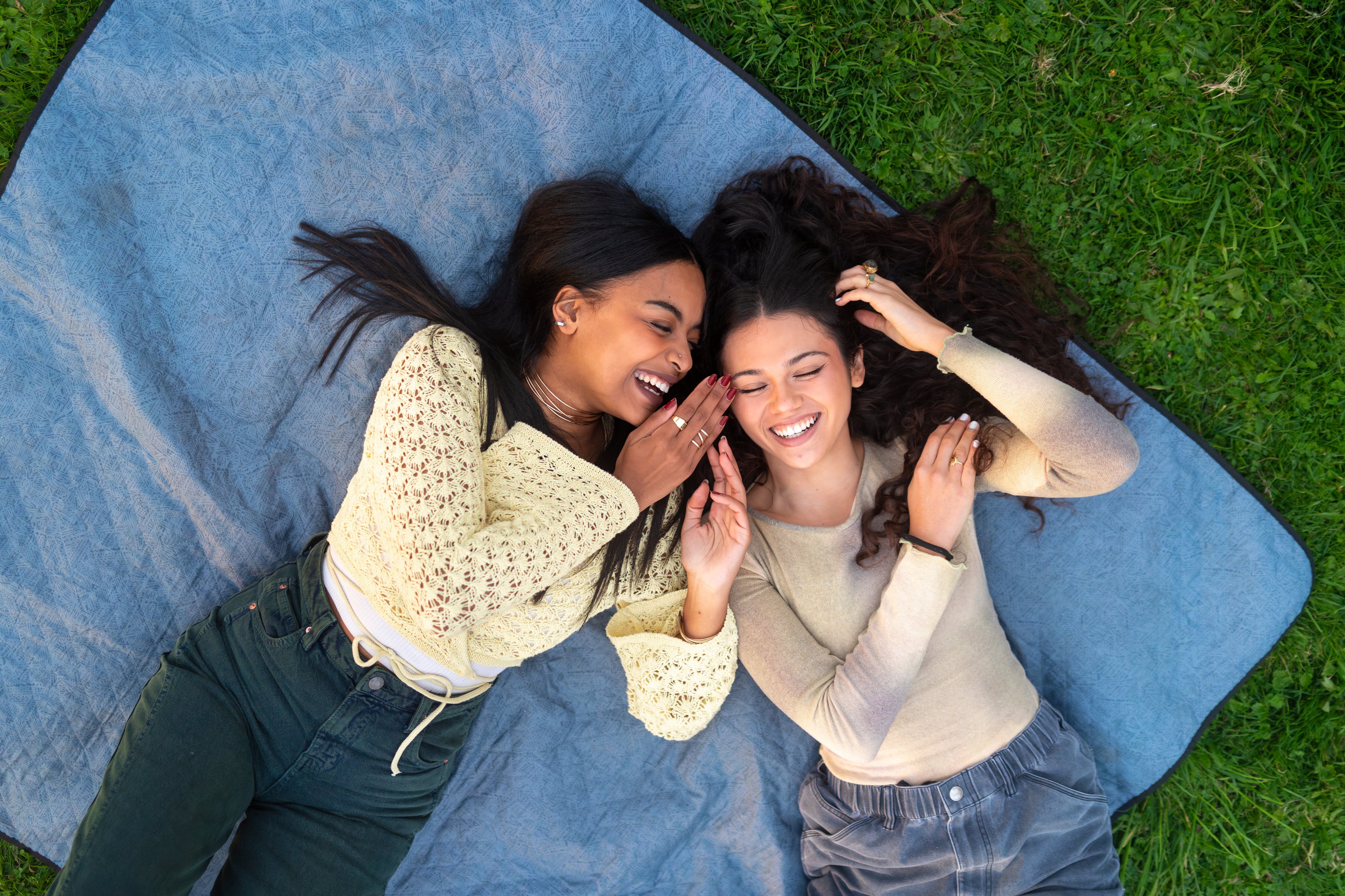 Un amigo confidente es al que le puedes confiar tus secretos más personales.