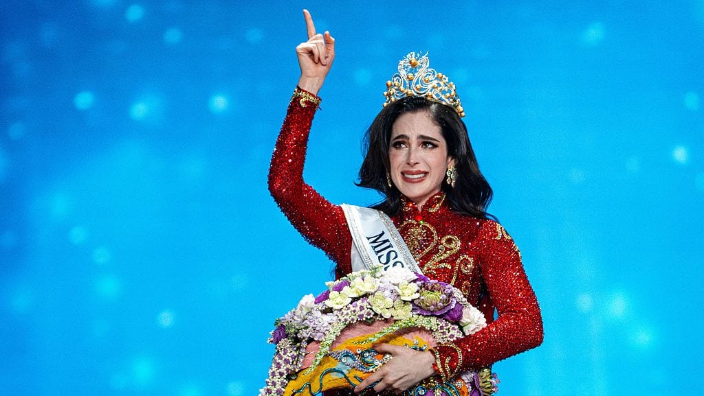 Fátima Bosch Fernández, de México (centro), celebra tras ganar el título de Miss Universo 2025 (74.ª edición) en la final celebrada en el Salón 2 de IMPACT Challenger en Nonthaburi, Tailandia. (Arnun Chonmahatrakool/Thai News Pix/LightRocket vía Getty Images)