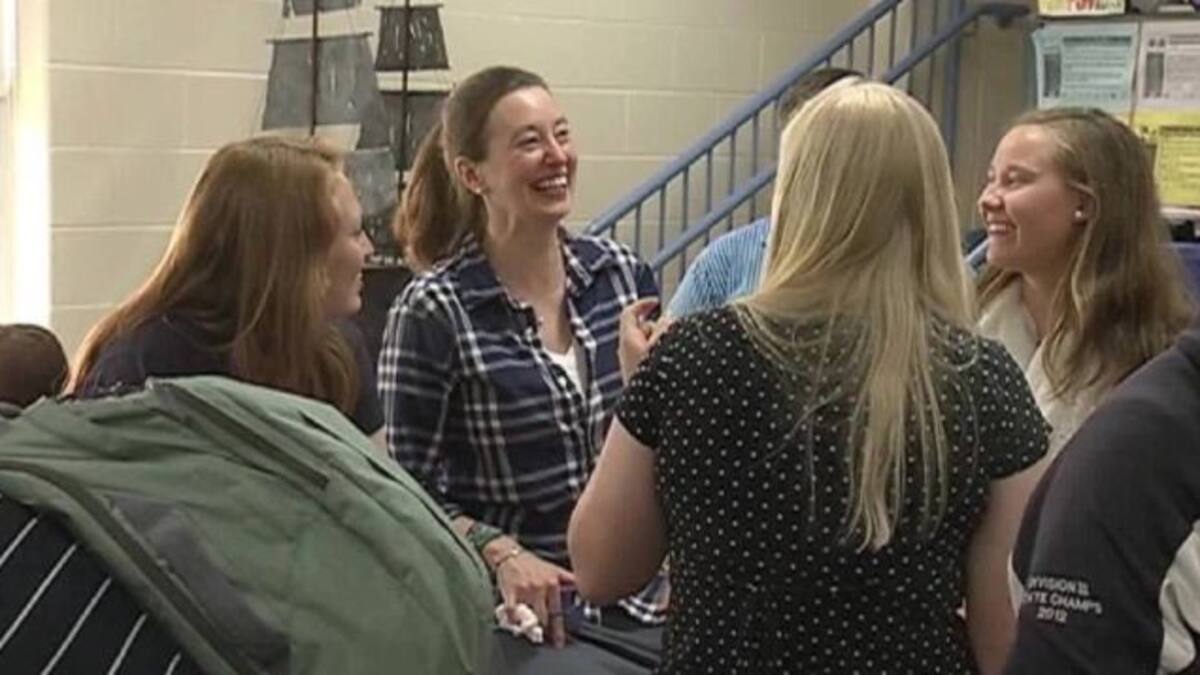 Estudiantes usan dinero de graduación para maestra con cáncer