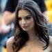 Emily Ratajkowski pasea a su perro en lencería