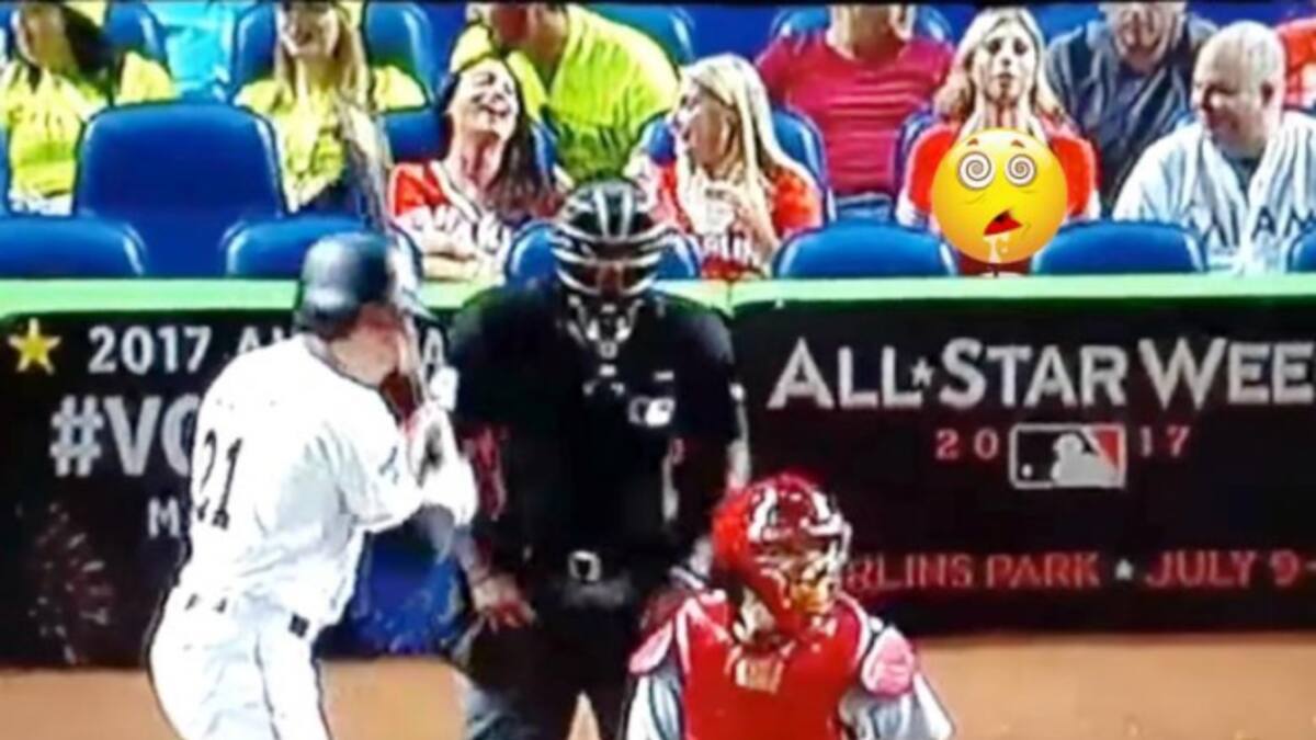 Fan distrae al equipo contrario en partido de baseball