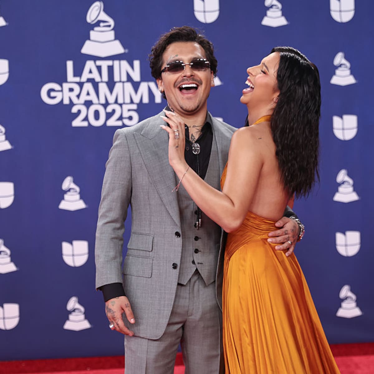 ¡Muy enamorados! Christian Nodal le canta al oído a su esposa Angela Aguilar