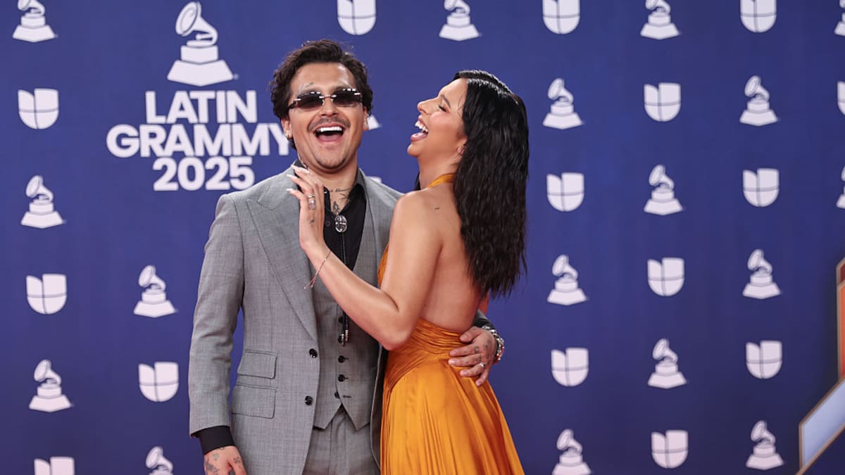 ¡Muy enamorados! Christian Nodal le canta al oído a su esposa Angela Aguilar