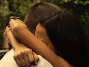 ¿De que lado abrazas a las personas?