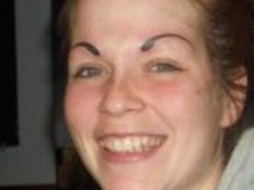 Las cejas peor tatuadas en el mundo