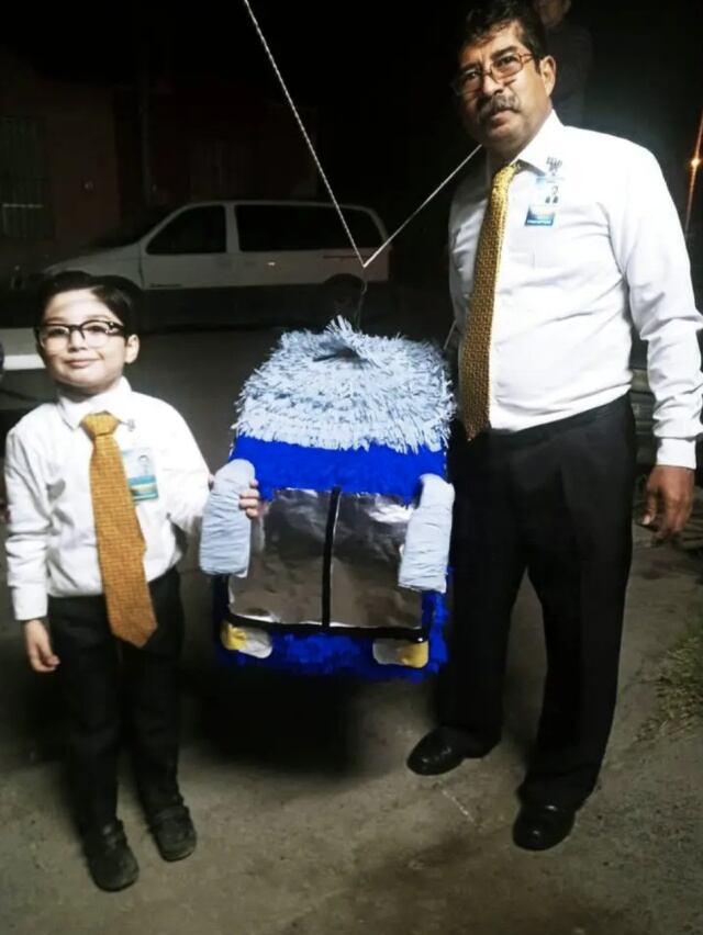 Niño se disfraza de su abuelo para su cumpleaños número 6